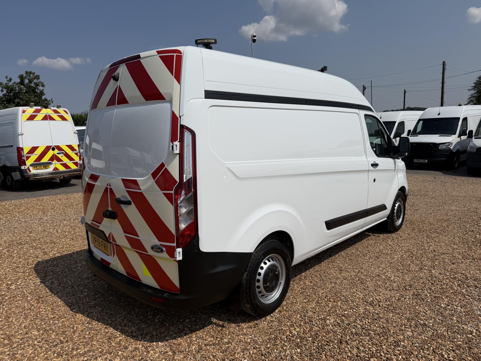 2019 Ford Transit Custom 2.0 320 EcoBlue Panel Van 5dr Diesel Manual L2 H2 Euro 6 (130 ps) - Thumbnail 11