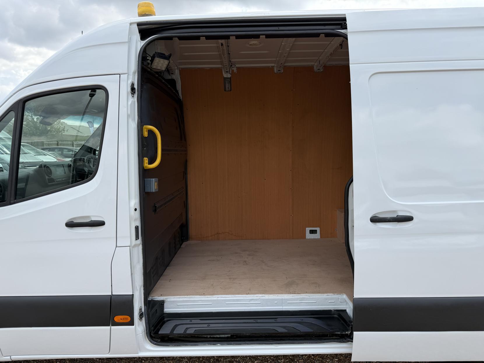 2019 Mercedes-Benz Sprinter 2.1 316 CDI Panel Van 5dr Diesel Manual RWD L2 H2 Euro 6 (163 ps) - Thumbnail 31