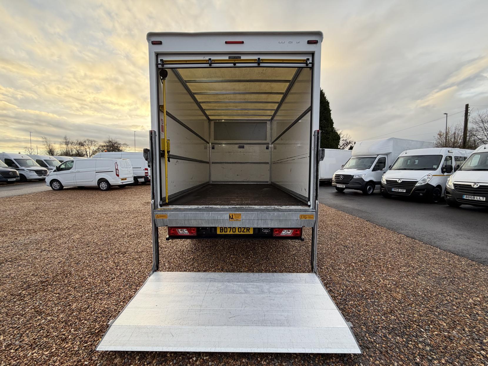 Ford Transit 2.0 350 EcoBlue HD Leader Chassis Cab 2dr Diesel Manual RWD L4 Euro 6 (s/s) (DRW) (130 ps)