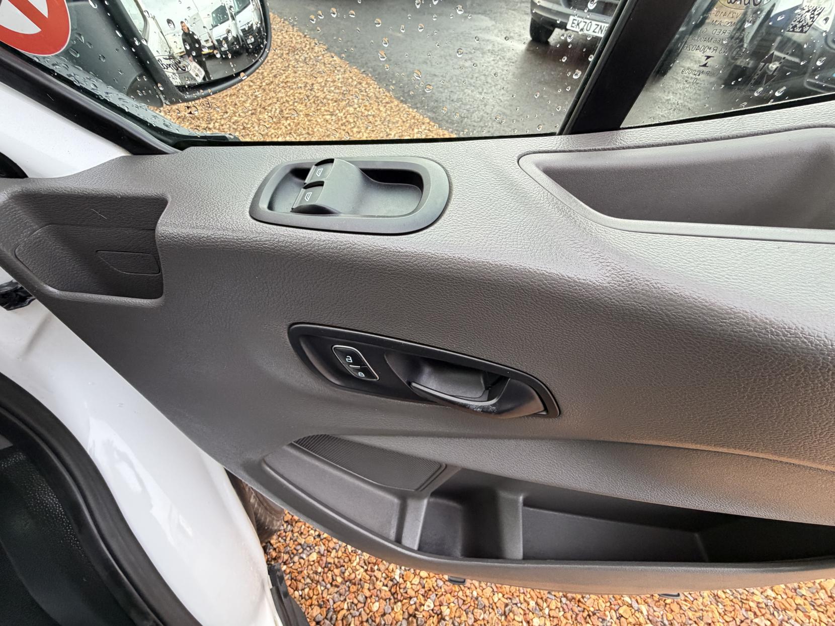 Ford Transit 2.0 350 EcoBlue HD Leader Chassis Cab 2dr Diesel Manual RWD L4 Euro 6 (s/s) (DRW) (130 ps)