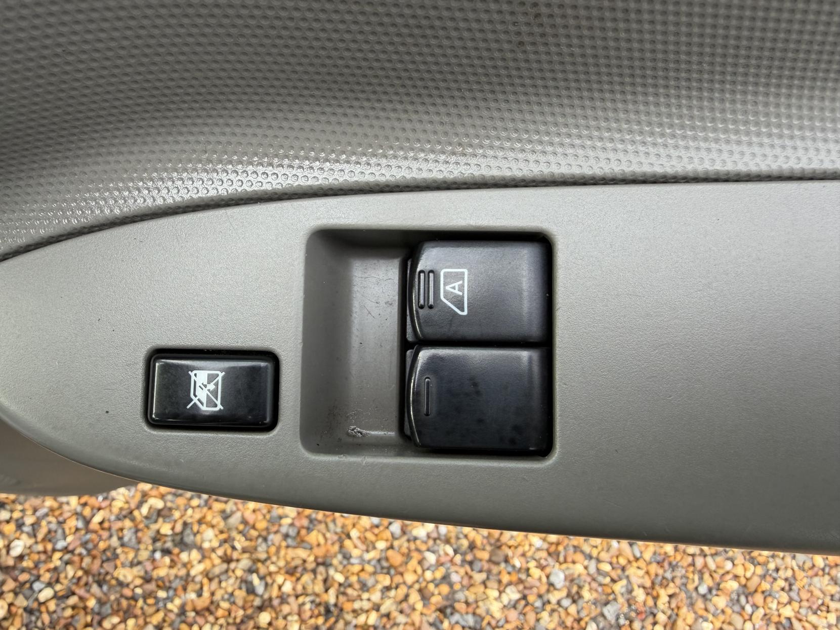 Nissan NT400 Cabstar 2.5 dCi 35.14 Chassis Cab 2dr Diesel Manual L3 (237 g/km, 136 bhp)