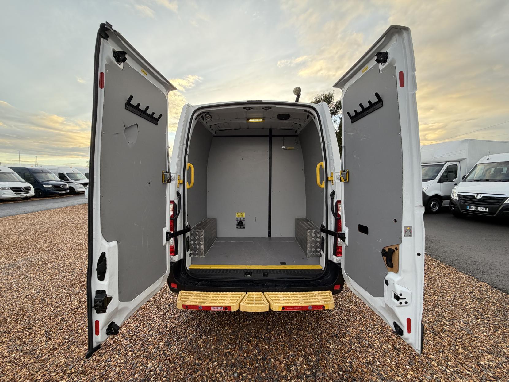 Vauxhall Movano 2.3 CDTi 3500 Panel Van 5dr Diesel Manual FWD L2 H2 Euro 6 (130 ps)