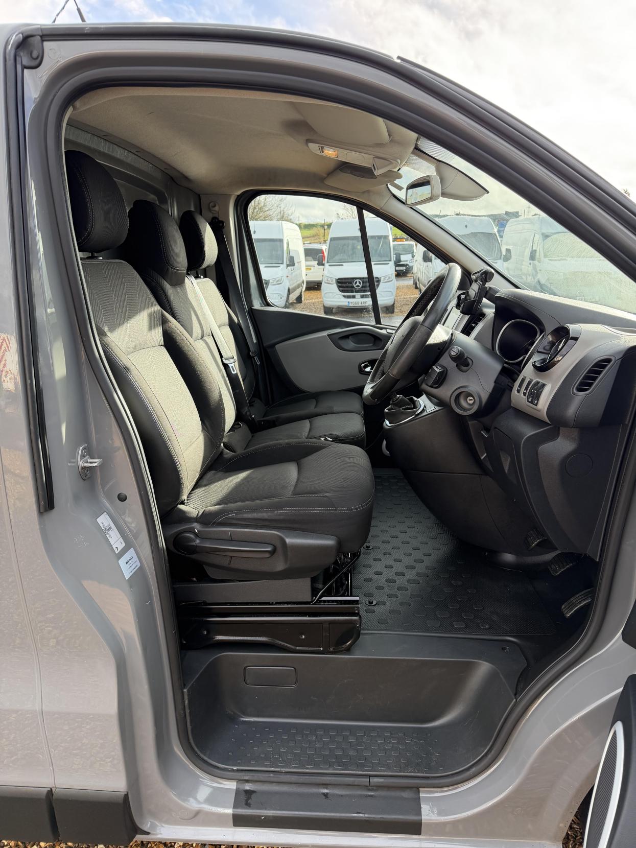 Renault Trafic 1.6 dCi ENERGY 27 Sport Panel Van 5dr Diesel Manual SWB Standard Roof Euro 5 (s/s) (120 ps)