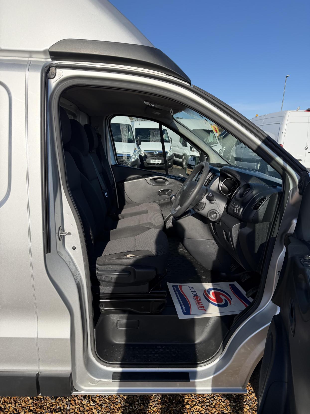 Renault Trafic 2.0 dCi ENERGY 30 Business+ Panel Van 5dr Diesel Manual SWB High Roof Euro 6 (s/s) (145 ps)