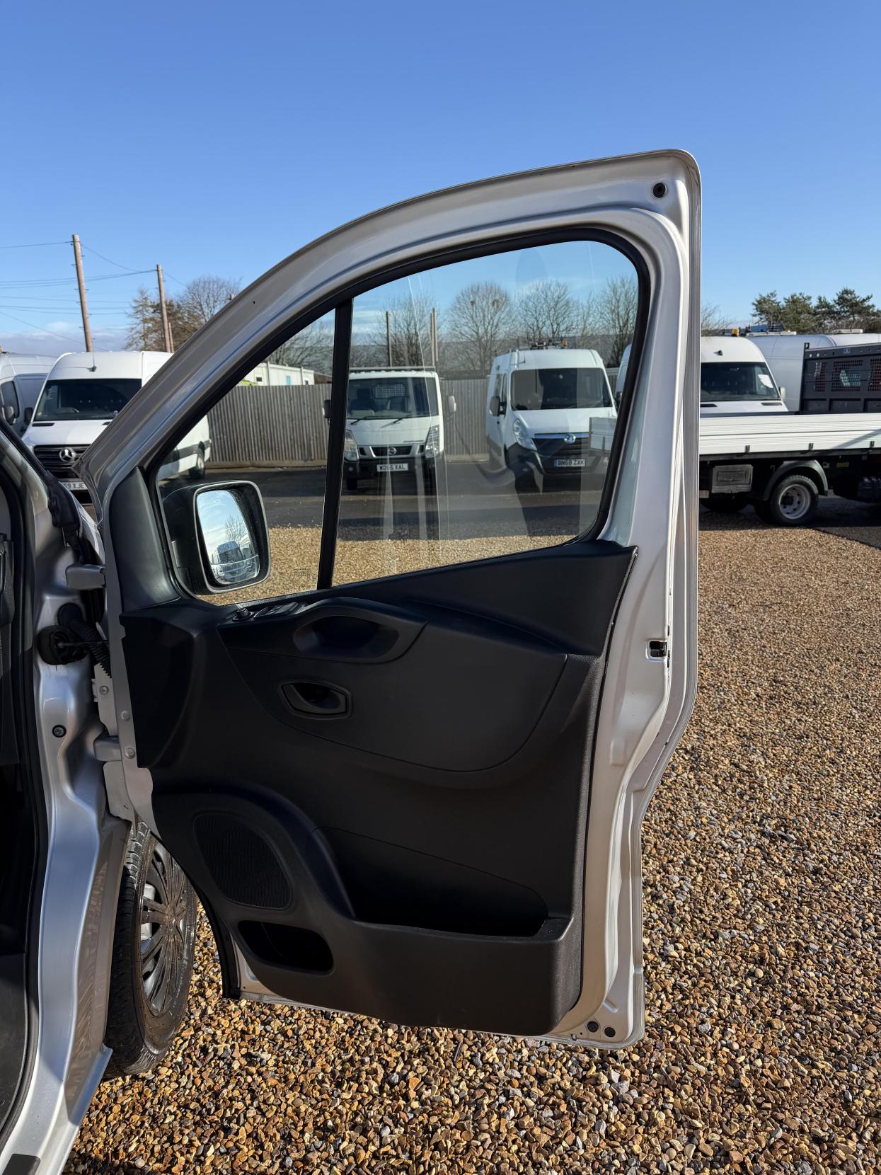 Renault Trafic 2.0 dCi ENERGY 30 Business+ Panel Van 5dr Diesel Manual SWB High Roof Euro 6 (s/s) (145 ps)