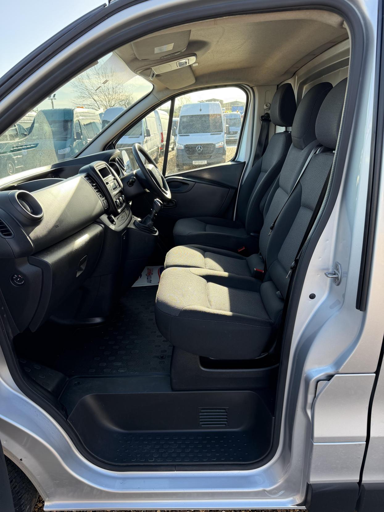 Renault Trafic 2.0 dCi ENERGY 30 Business+ Panel Van 5dr Diesel Manual SWB High Roof Euro 6 (s/s) (145 ps)