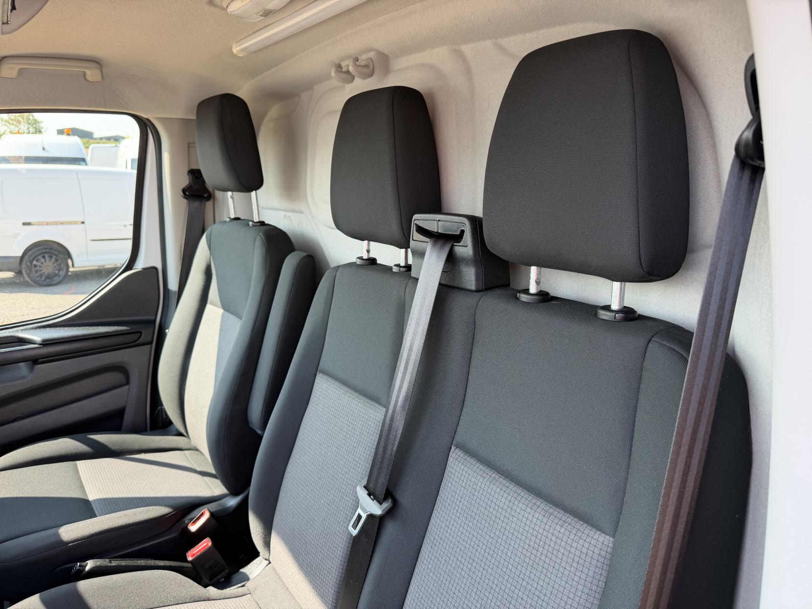 2019 Ford Transit Custom 2.0 320 EcoBlue Panel Van 5dr Diesel Manual L2 H2 Euro 6 (130 ps) - Thumbnail 19