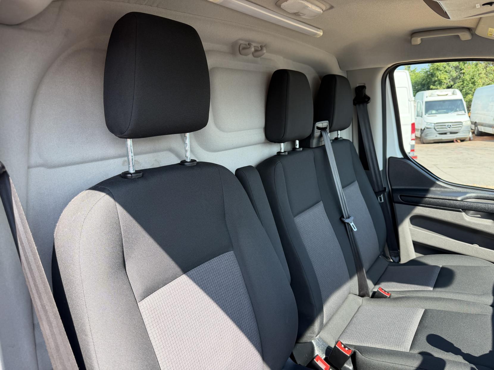 2019 Ford Transit Custom 2.0 320 EcoBlue Panel Van 5dr Diesel Manual L2 H2 Euro 6 (130 ps) - Thumbnail 16