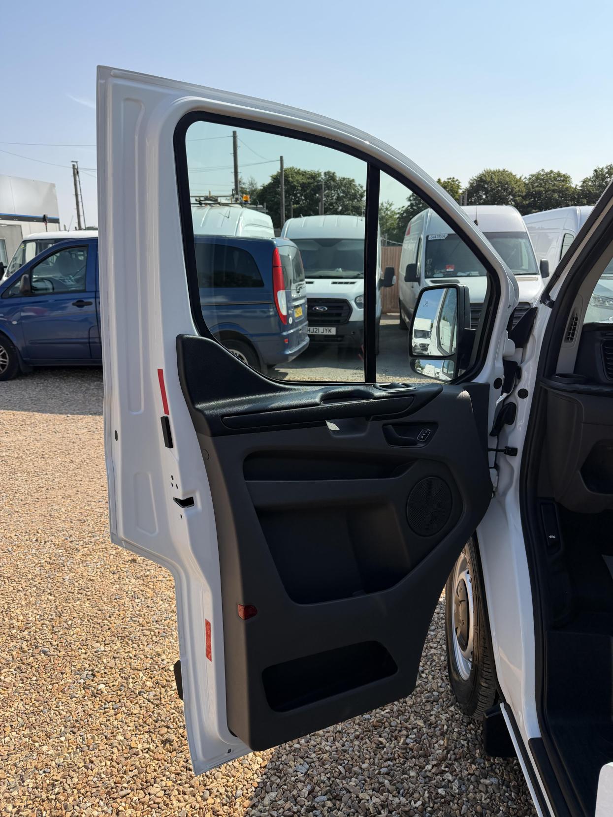 2019 Ford Transit Custom 2.0 320 EcoBlue Panel Van 5dr Diesel Manual L2 H2 Euro 6 (130 ps) - Thumbnail 15