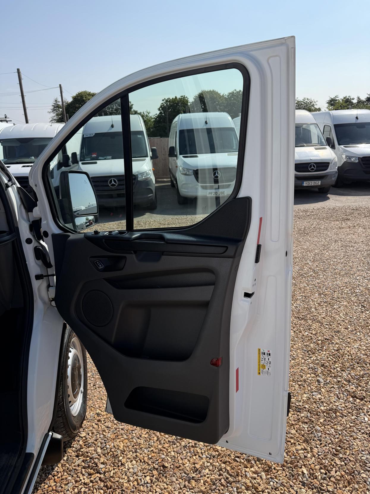 2019 Ford Transit Custom 2.0 320 EcoBlue Panel Van 5dr Diesel Manual L2 H2 Euro 6 (130 ps) - Thumbnail 14