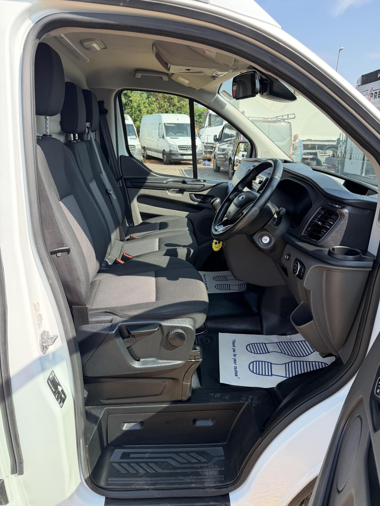 2019 Ford Transit Custom 2.0 320 EcoBlue Panel Van 5dr Diesel Manual L2 H2 Euro 6 (130 ps) - Thumbnail 17