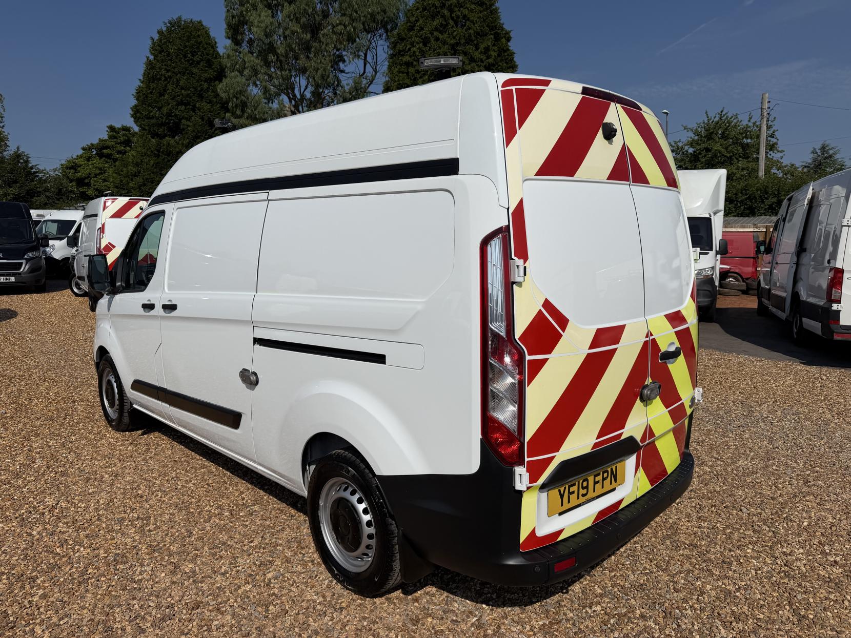 2019 Ford Transit Custom 2.0 320 EcoBlue Panel Van 5dr Diesel Manual L2 H2 Euro 6 (130 ps) - Thumbnail 9