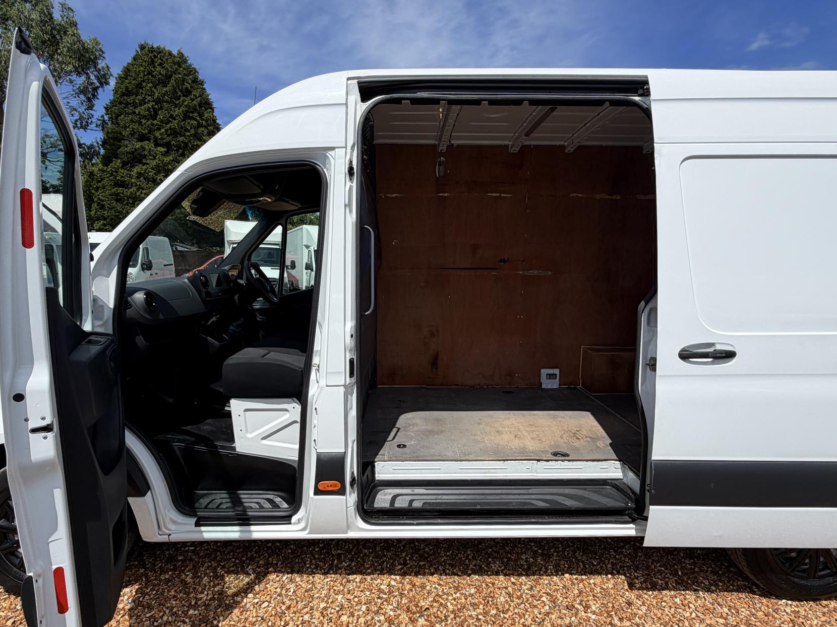2019 Mercedes-Benz Sprinter 2.1 316 CDI Panel Van 5dr Diesel Manual RWD L2 H2 Euro 6 (163 ps) - Thumbnail 39