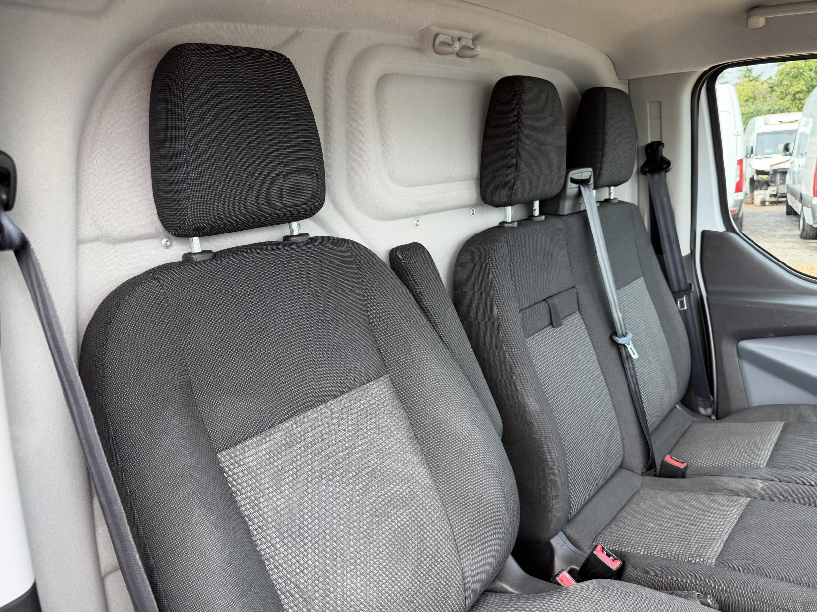 2015 Ford Transit Custom 2.2 TDCi 310 Panel Van 5dr Diesel Manual L2 H1 (186 g/km, 123 bhp) - Thumbnail 15