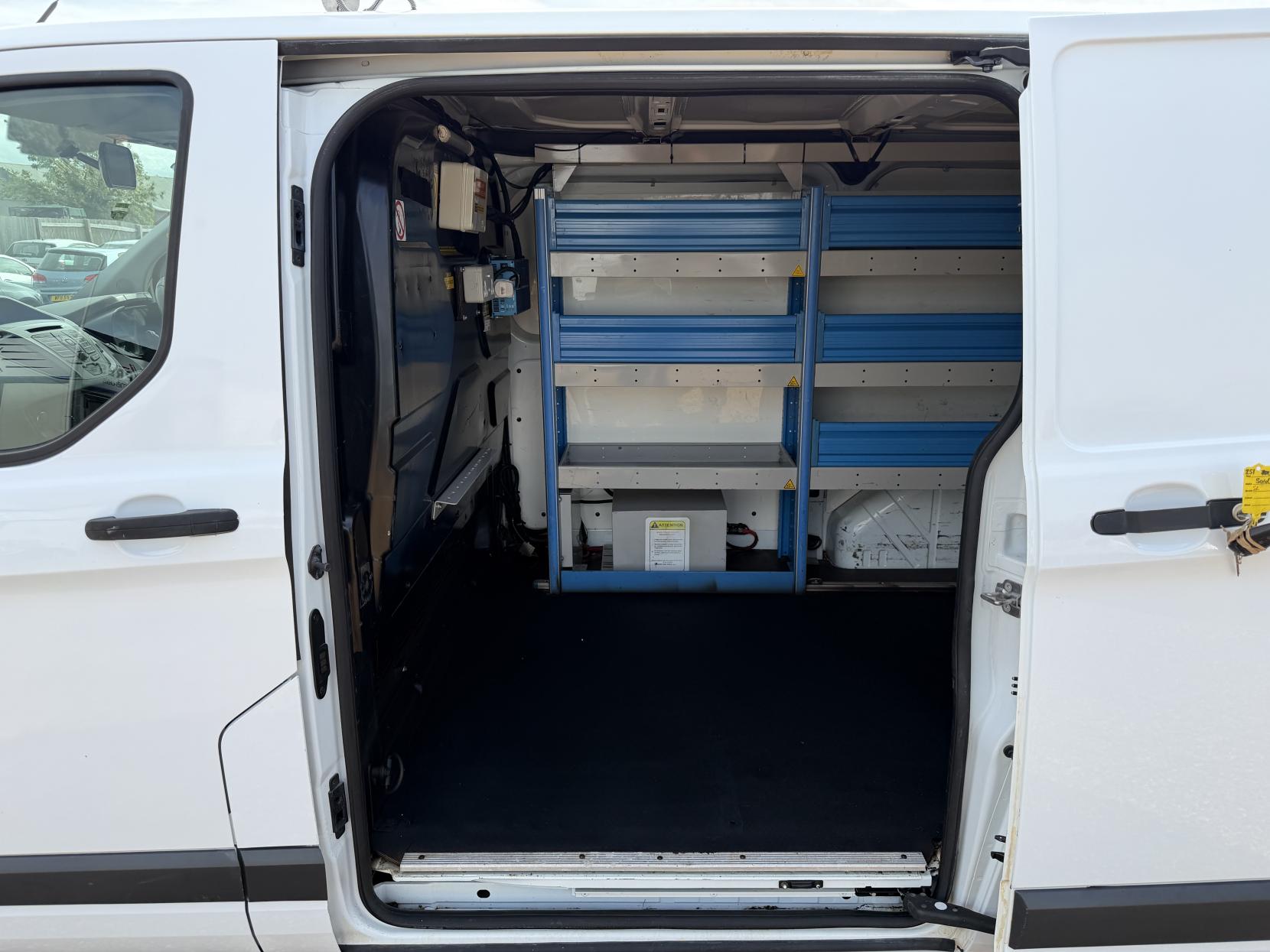 2015 Ford Transit Custom 2.2 TDCi 310 Panel Van 5dr Diesel Manual L2 H1 (186 g/km, 123 bhp) - Thumbnail 35
