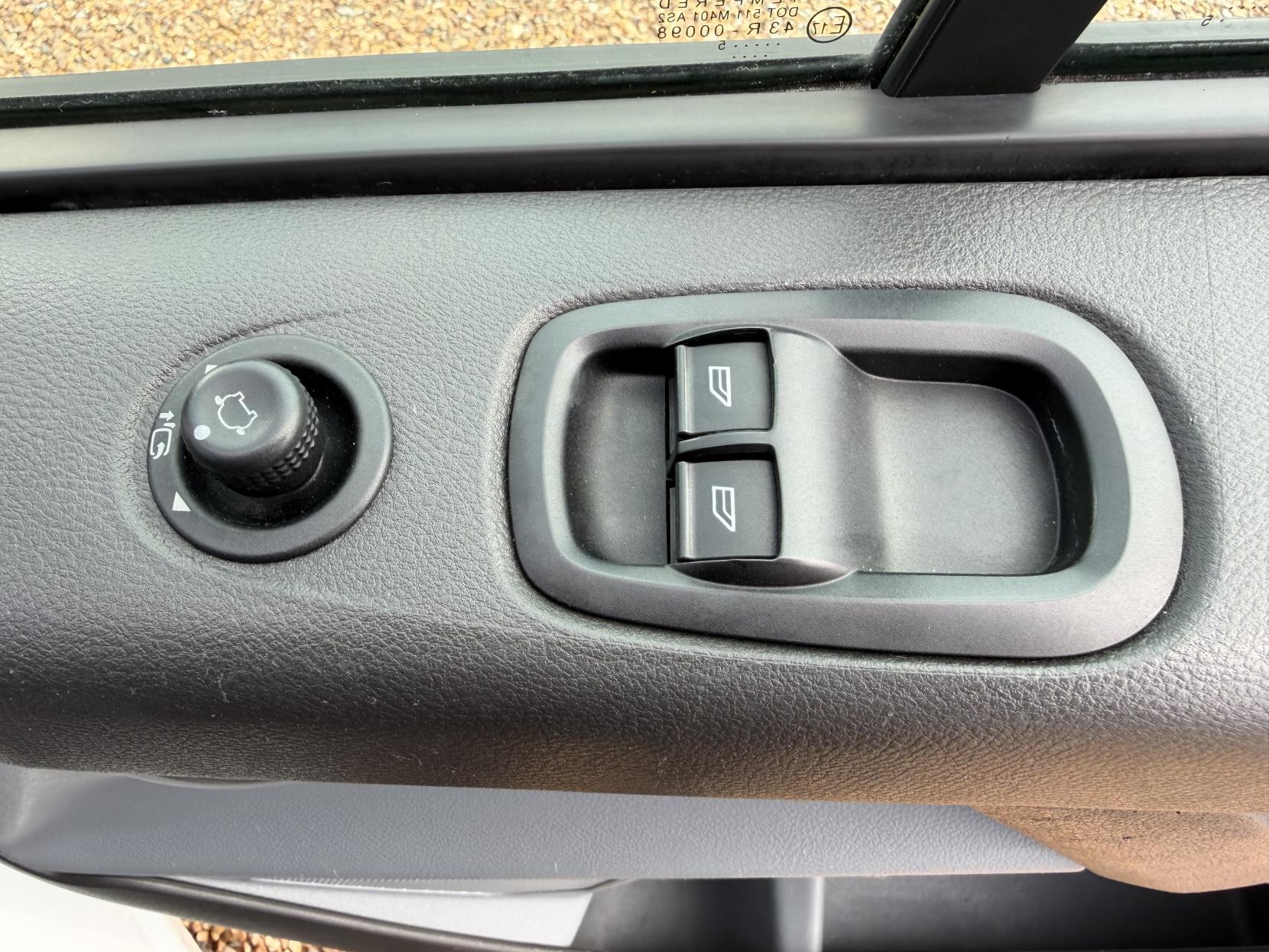 2015 Ford Transit Custom 2.2 TDCi 310 Panel Van 5dr Diesel Manual L2 H1 (186 g/km, 123 bhp) - Thumbnail 27