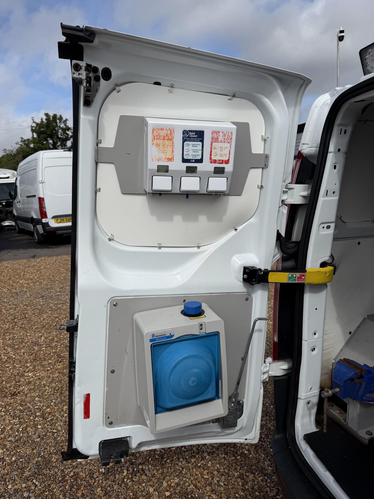 2015 Ford Transit Custom 2.2 TDCi 310 Panel Van 5dr Diesel Manual L2 H1 (186 g/km, 123 bhp) - Thumbnail 43
