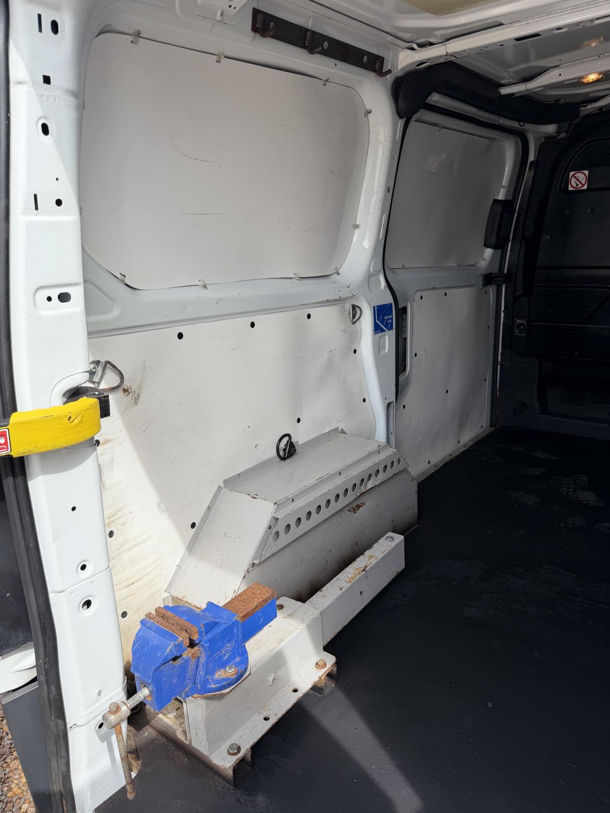 2015 Ford Transit Custom 2.2 TDCi 310 Panel Van 5dr Diesel Manual L2 H1 (186 g/km, 123 bhp) - Thumbnail 45