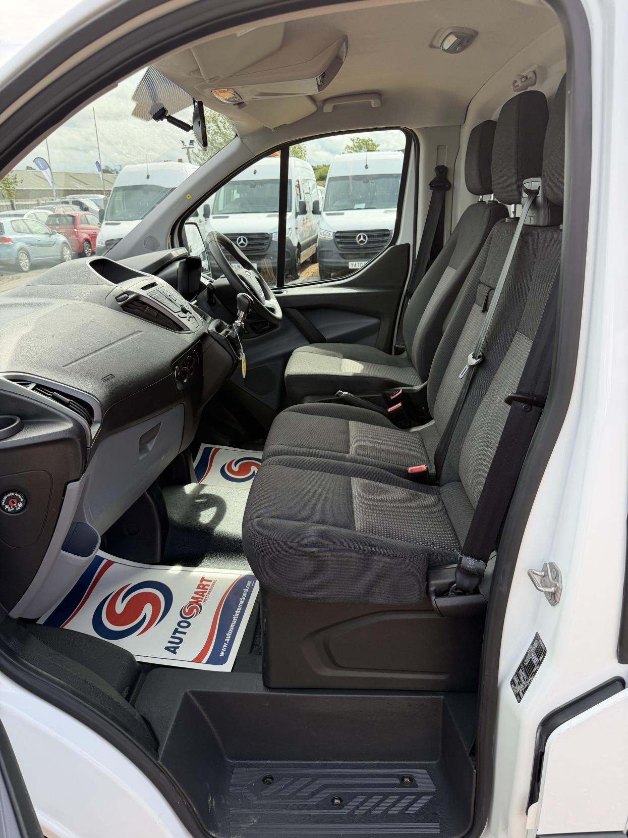 2015 Ford Transit Custom 2.2 TDCi 310 Panel Van 5dr Diesel Manual L2 H1 (186 g/km, 123 bhp) - Thumbnail 32