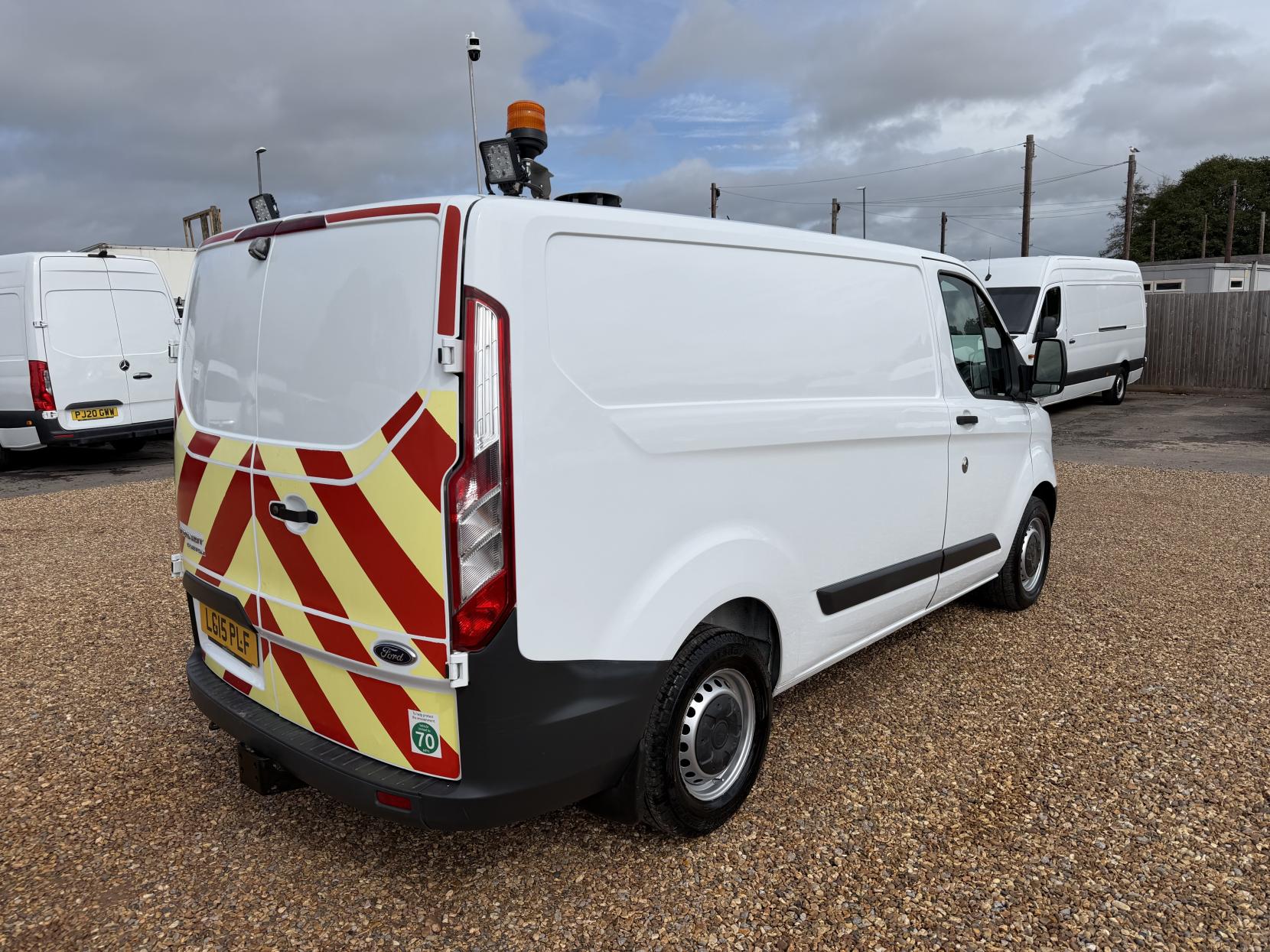 2015 Ford Transit Custom 2.2 TDCi 310 Panel Van 5dr Diesel Manual L2 H1 (186 g/km, 123 bhp) - Thumbnail 11