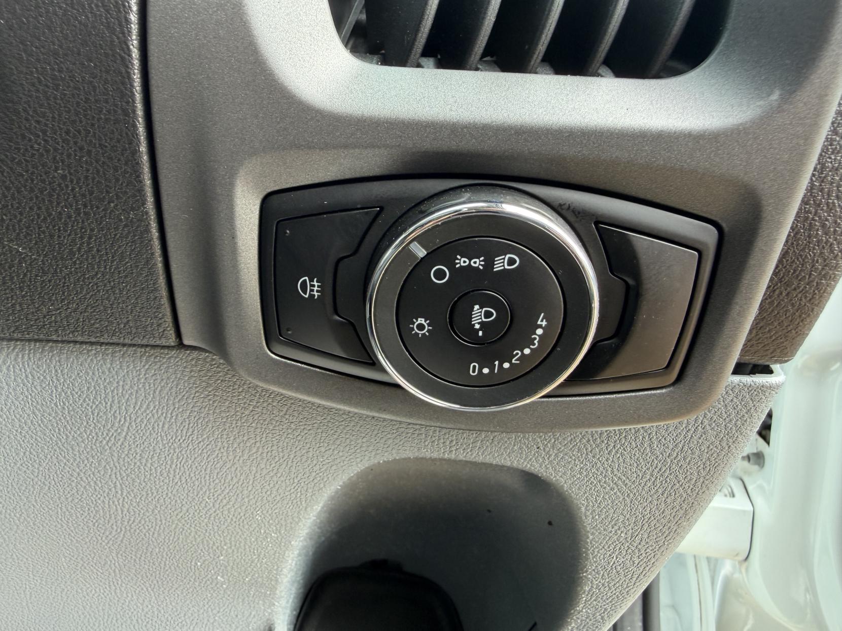 2015 Ford Transit Custom 2.2 TDCi 310 Panel Van 5dr Diesel Manual L2 H1 (186 g/km, 123 bhp) - Thumbnail 28