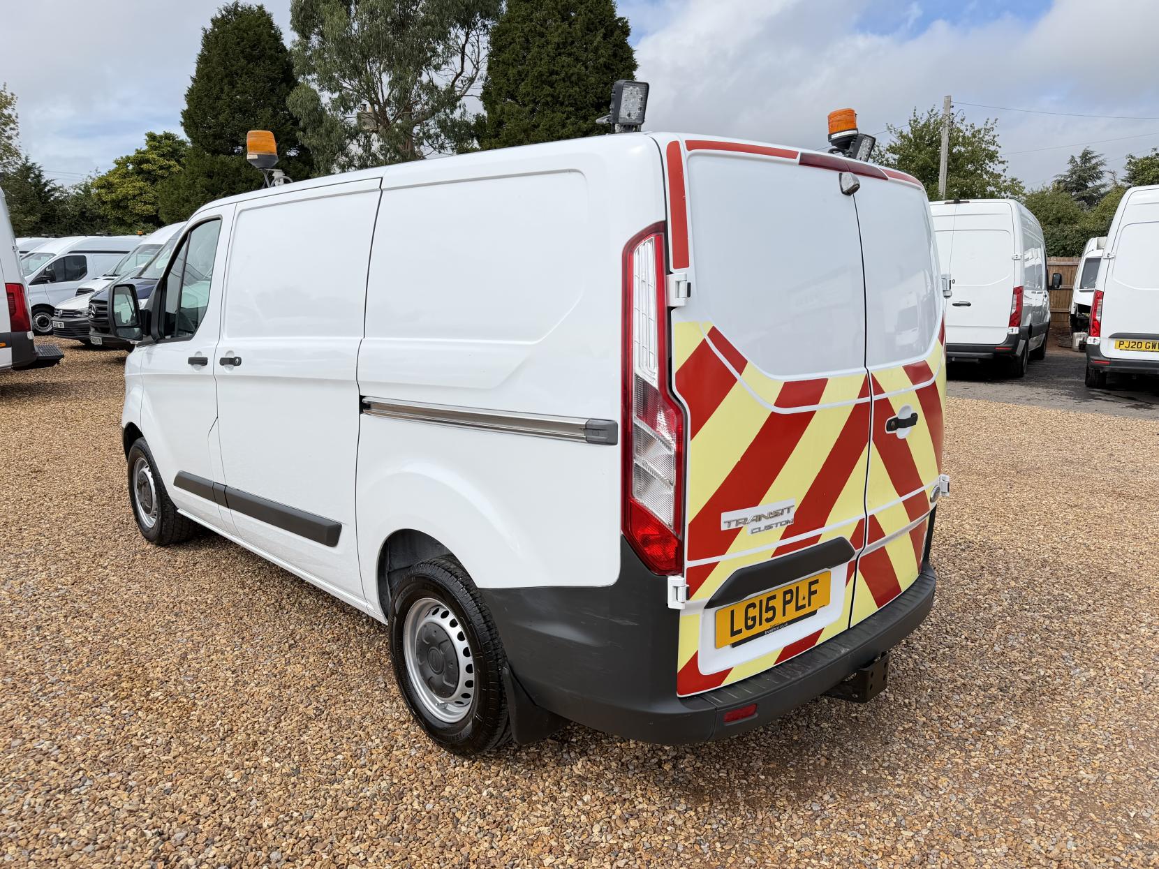 2015 Ford Transit Custom 2.2 TDCi 310 Panel Van 5dr Diesel Manual L2 H1 (186 g/km, 123 bhp) - Thumbnail 9