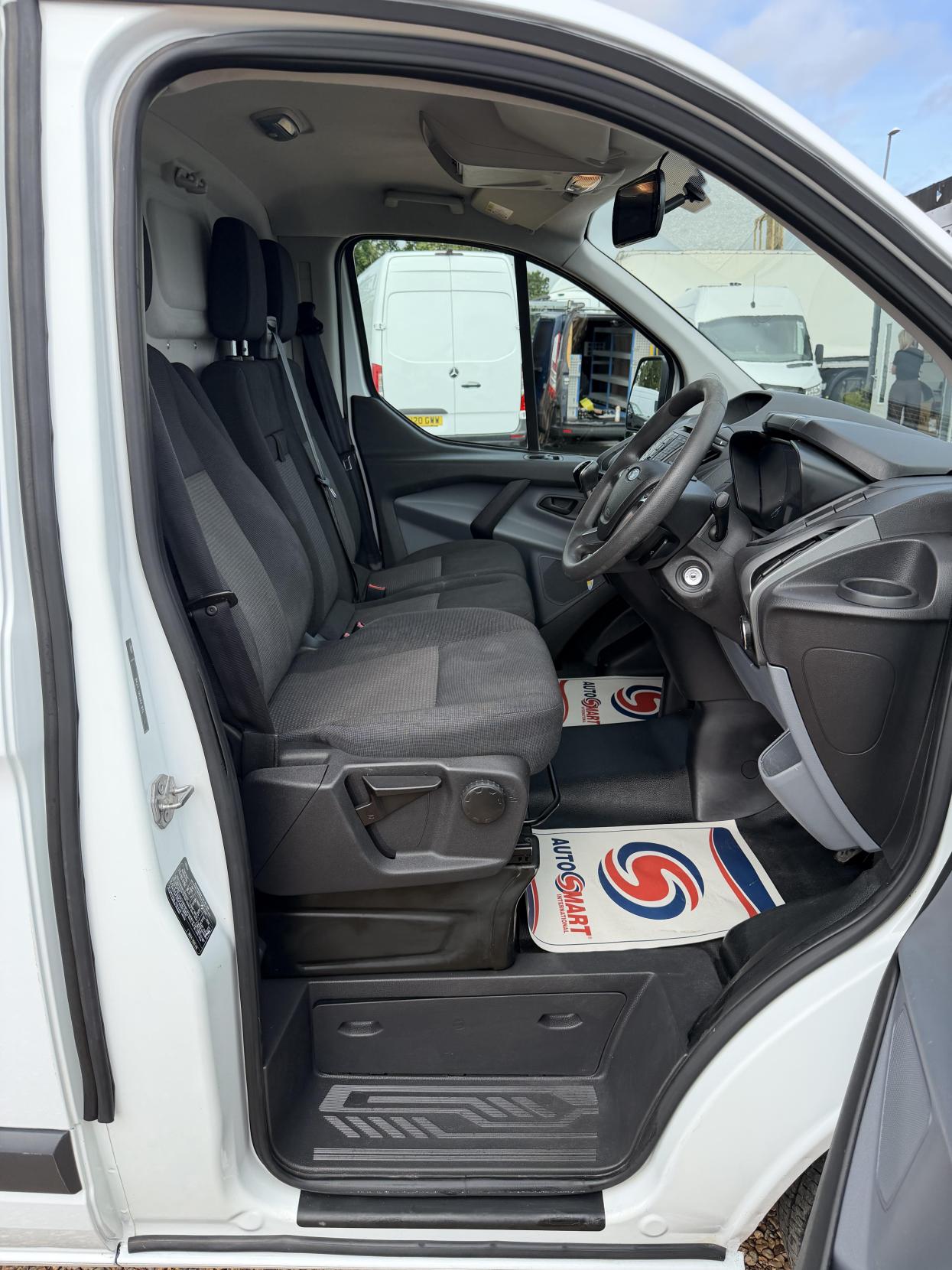 2015 Ford Transit Custom 2.2 TDCi 310 Panel Van 5dr Diesel Manual L2 H1 (186 g/km, 123 bhp) - Thumbnail 14