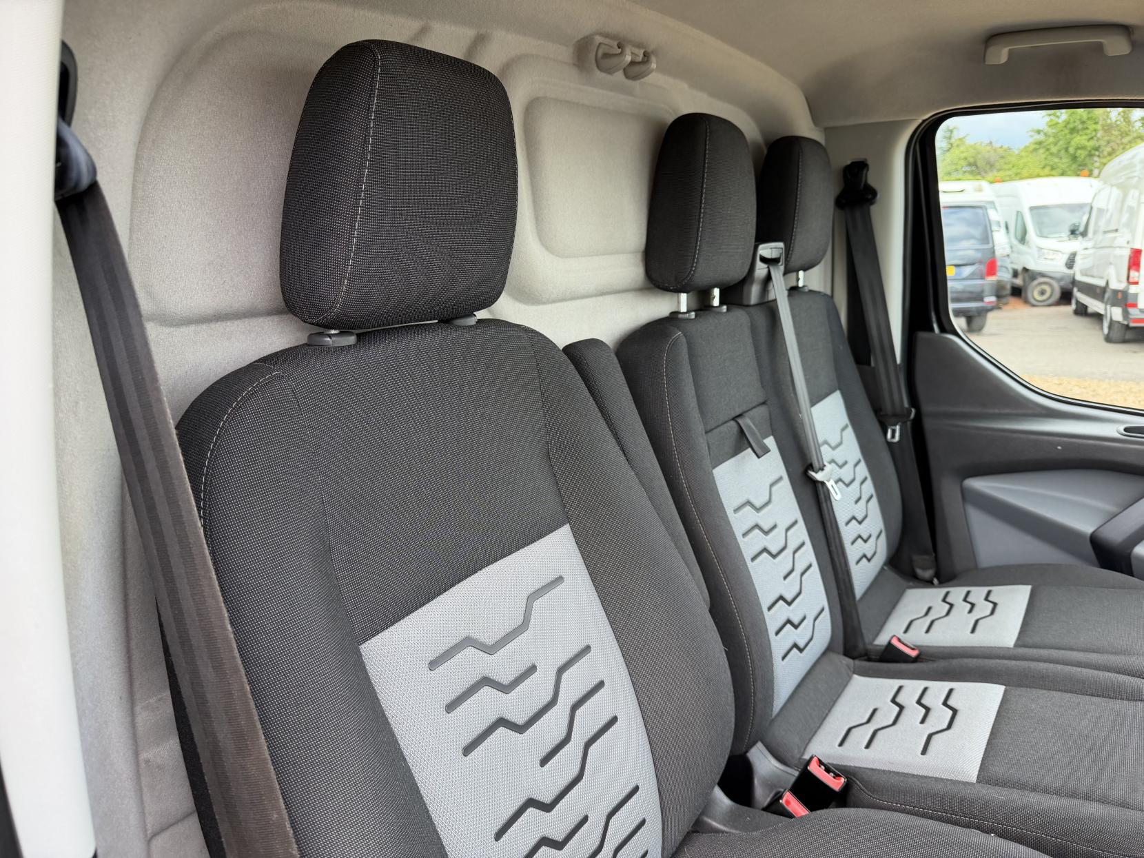 2017 Ford Transit Custom 2.0 TDCi 290 Limited Panel Van 5dr Diesel Manual L2 H2 (157 g/km, 128 bhp) - Thumbnail 16