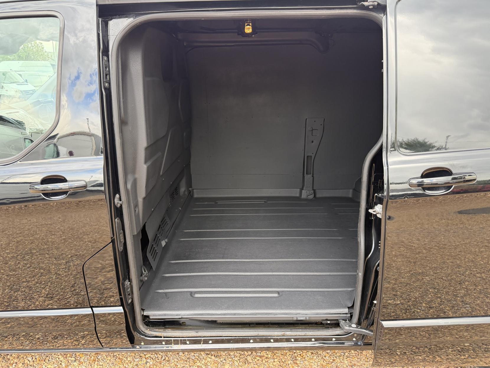 2017 Ford Transit Custom 2.0 TDCi 290 Limited Panel Van 5dr Diesel Manual L2 H2 (157 g/km, 128 bhp) - Thumbnail 33