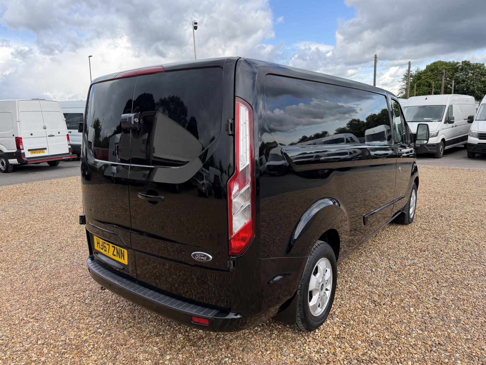 2017 Ford Transit Custom 2.0 TDCi 290 Limited Panel Van 5dr Diesel Manual L2 H2 (157 g/km, 128 bhp) - Thumbnail 11