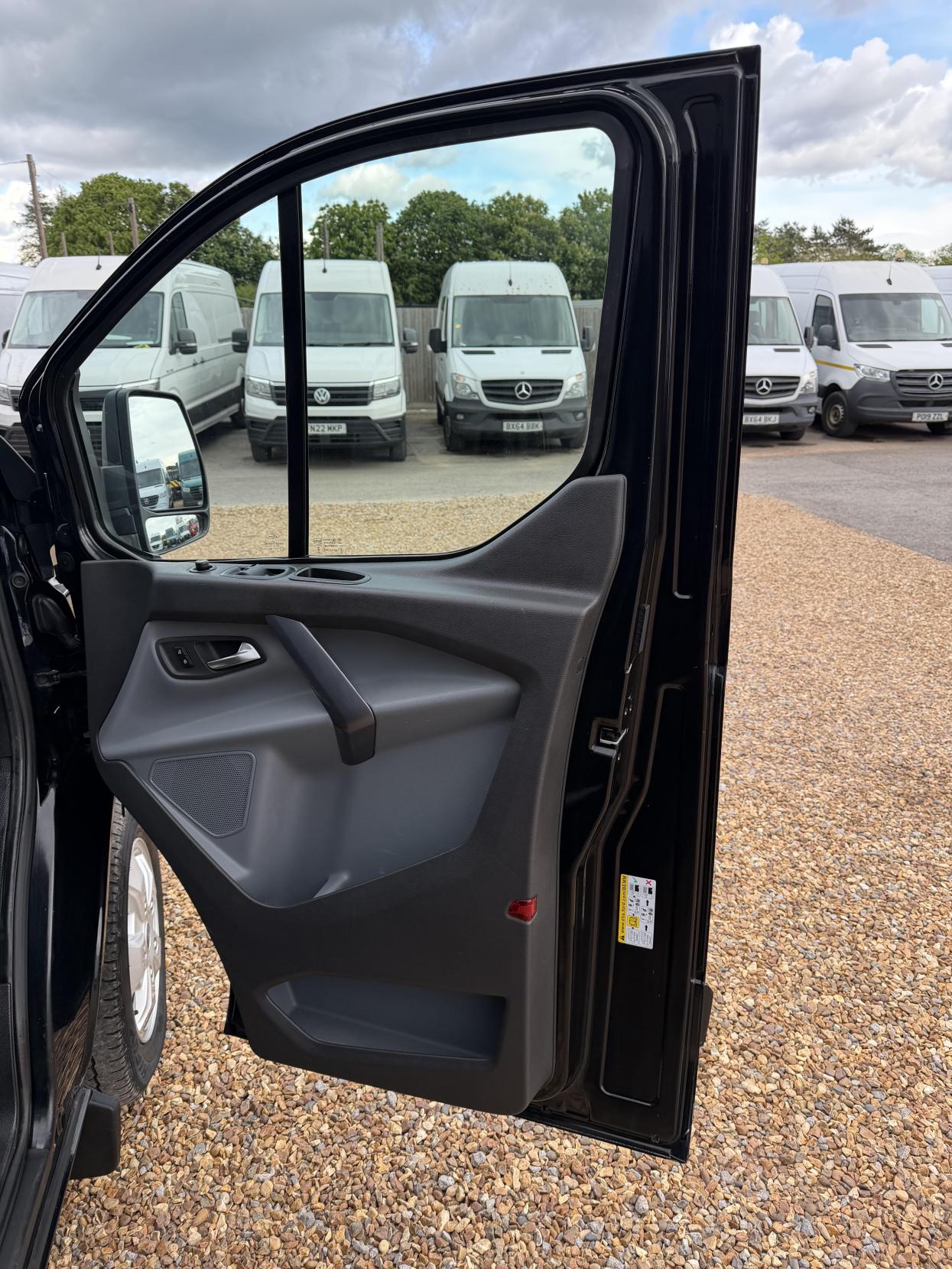 2017 Ford Transit Custom 2.0 TDCi 290 Limited Panel Van 5dr Diesel Manual L2 H2 (157 g/km, 128 bhp) - Thumbnail 14