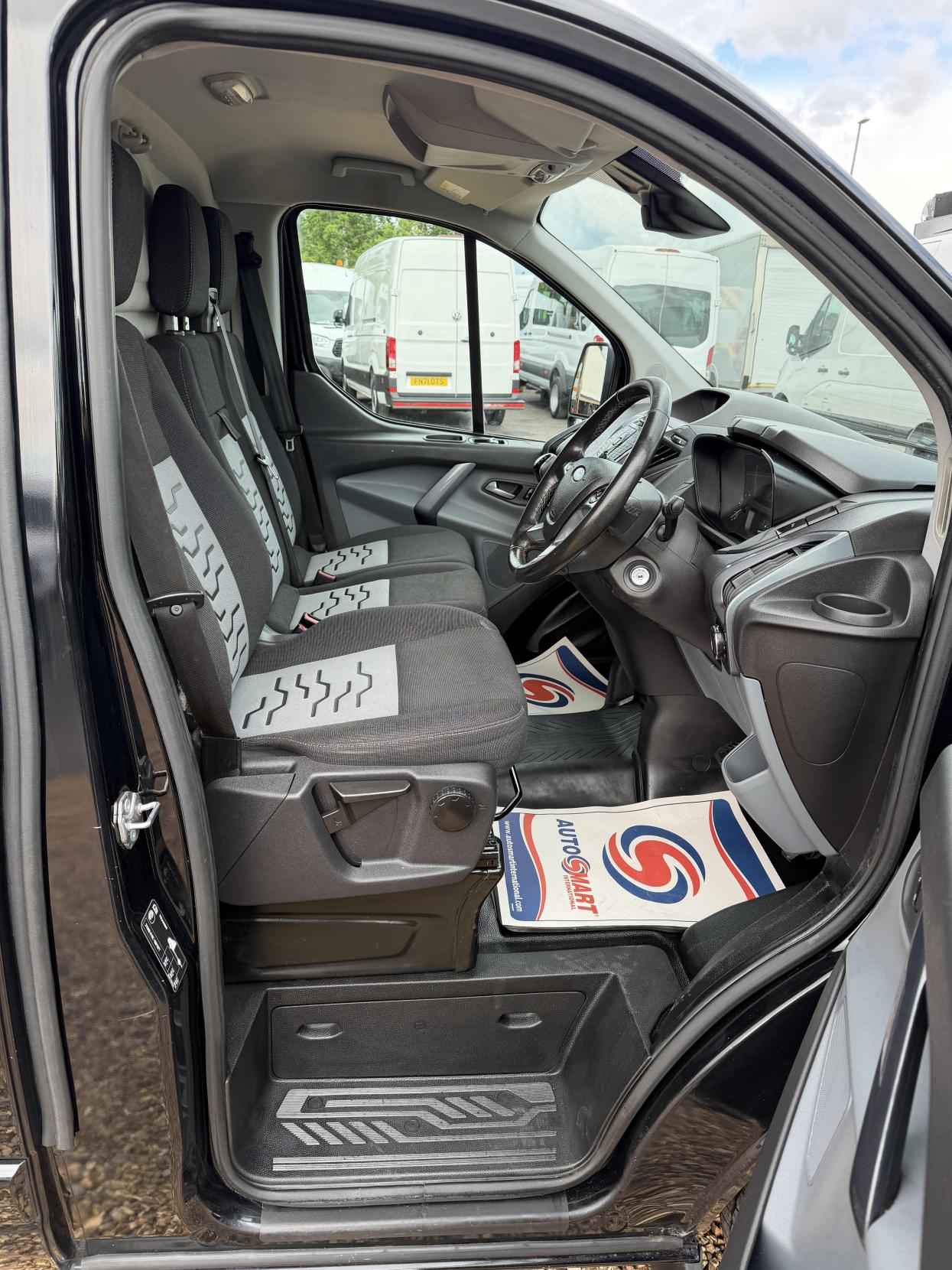 2017 Ford Transit Custom 2.0 TDCi 290 Limited Panel Van 5dr Diesel Manual L2 H2 (157 g/km, 128 bhp) - Thumbnail 17
