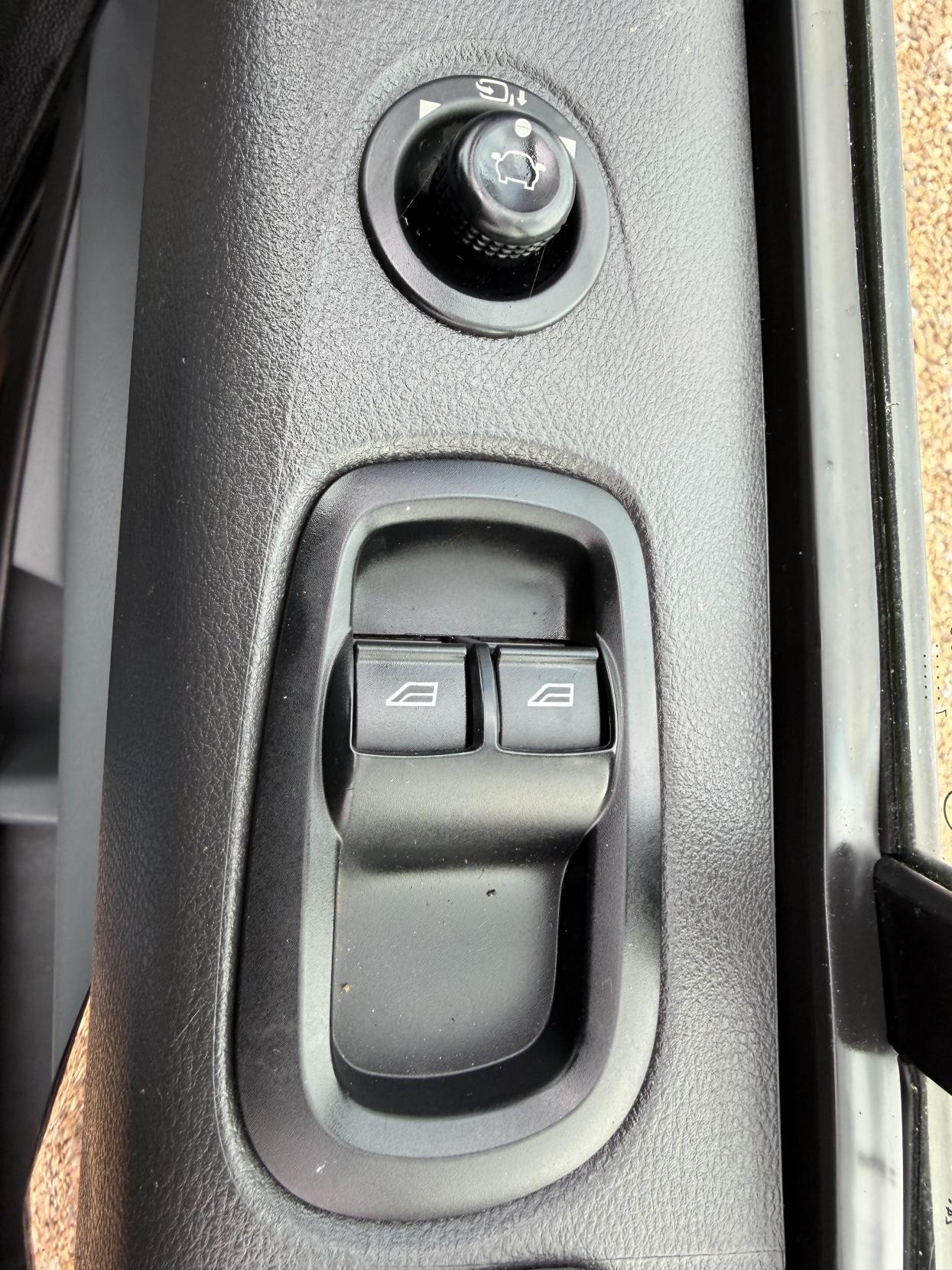 2017 Ford Transit Custom 2.0 TDCi 290 Limited Panel Van 5dr Diesel Manual L2 H2 (157 g/km, 128 bhp) - Thumbnail 18