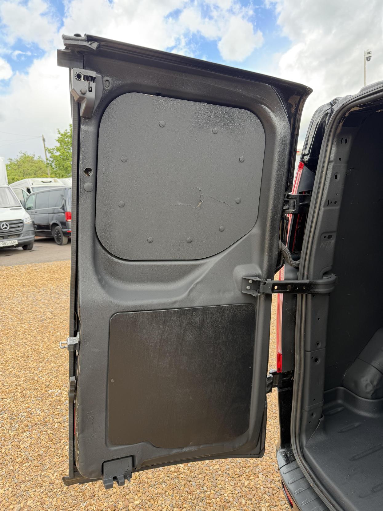 2017 Ford Transit Custom 2.0 TDCi 290 Limited Panel Van 5dr Diesel Manual L2 H2 (157 g/km, 128 bhp) - Thumbnail 42