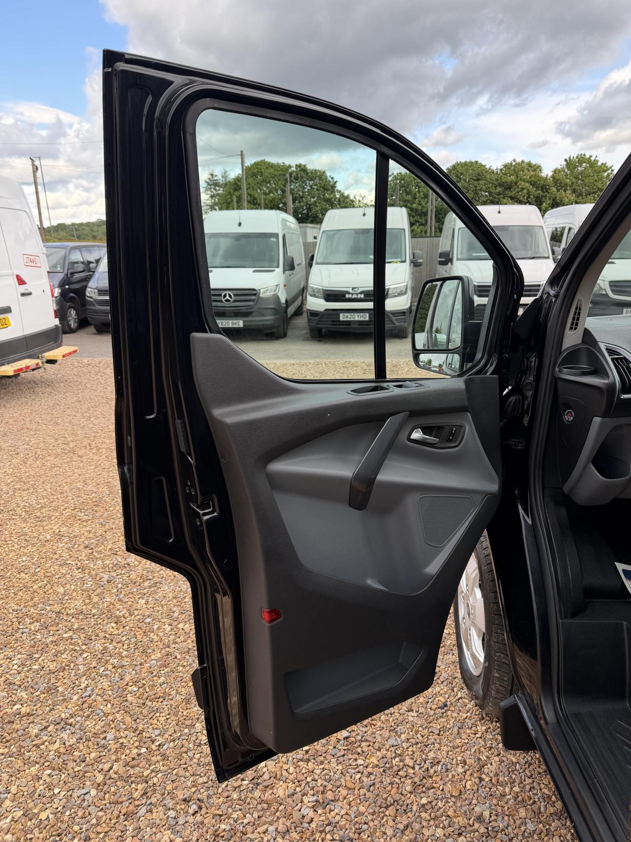 2017 Ford Transit Custom 2.0 TDCi 290 Limited Panel Van 5dr Diesel Manual L2 H2 (157 g/km, 128 bhp) - Thumbnail 15