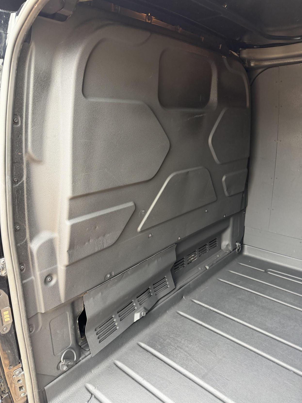 2017 Ford Transit Custom 2.0 TDCi 290 Limited Panel Van 5dr Diesel Manual L2 H2 (157 g/km, 128 bhp) - Thumbnail 38