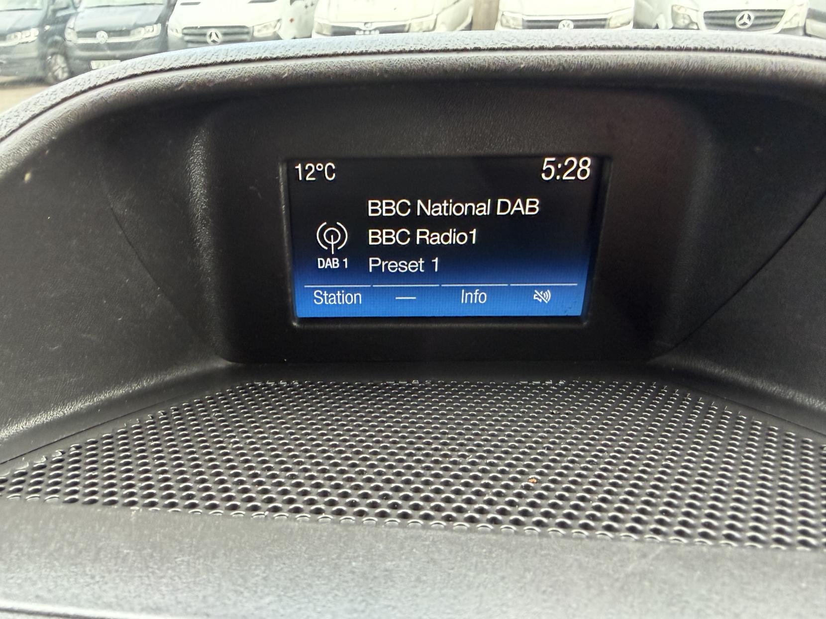 2017 Ford Transit Custom 2.0 TDCi 290 Limited Panel Van 5dr Diesel Manual L2 H2 (157 g/km, 128 bhp) - Thumbnail 27