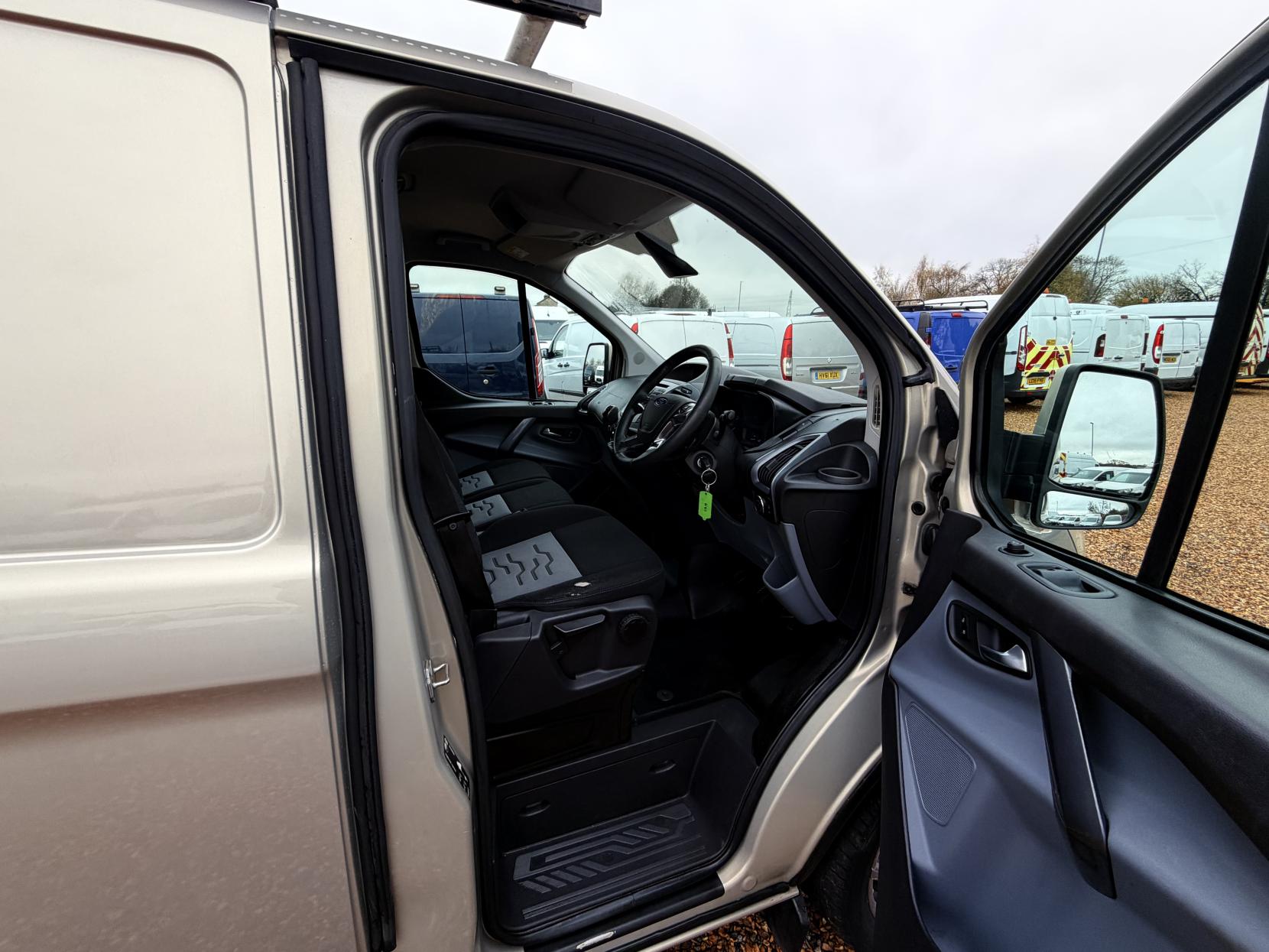 Ford Transit Custom 2.2 TDCi 270 Limited Panel Van 5dr Diesel Manual L1 H1 (186 g/km, 123 bhp)