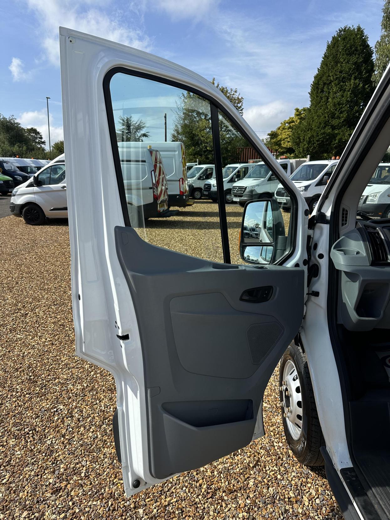 Ford Transit 2.2 TDCi 350 Chassis Double Cab 4dr Diesel Manual RWD L3 H1 Euro 5 (DRW) (125 ps)