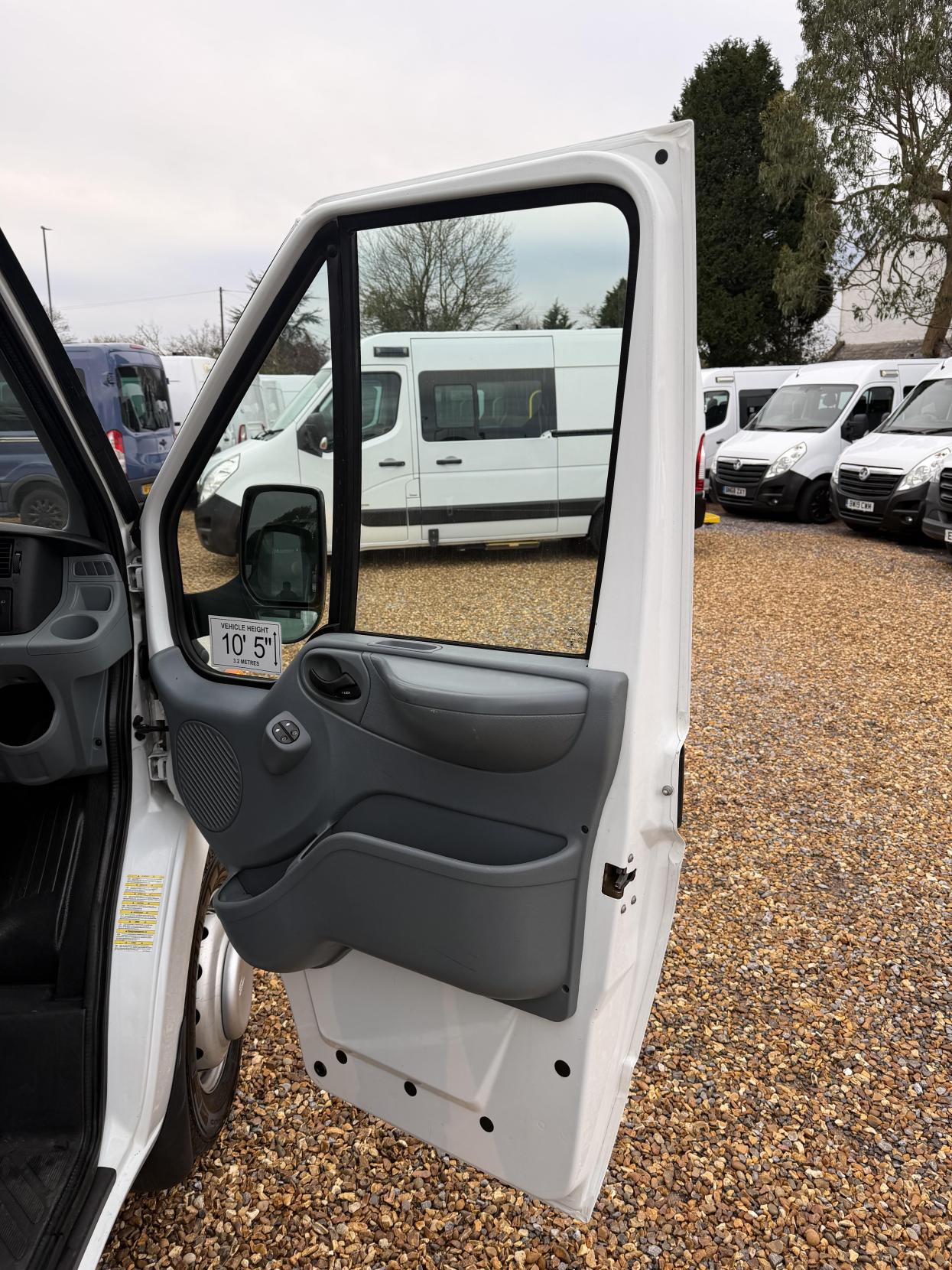 Ford Transit 2.2 TDCi 350 Chassis Cab 2dr Diesel Manual RWD L4 (DRW) (123 bhp)