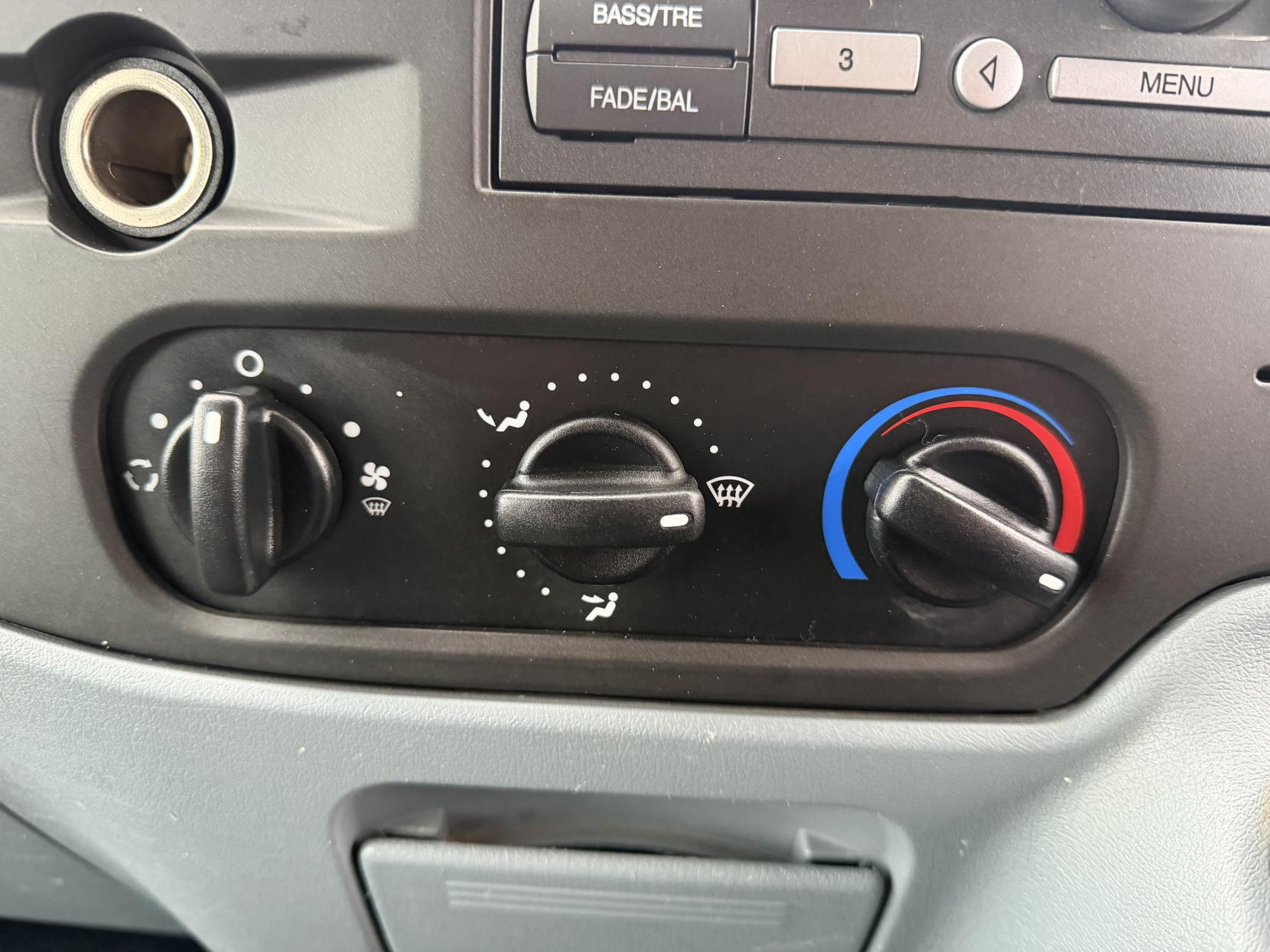 Ford Transit 2.2 TDCi 350 Chassis Cab 2dr Diesel Manual RWD L4 (DRW) (123 bhp)