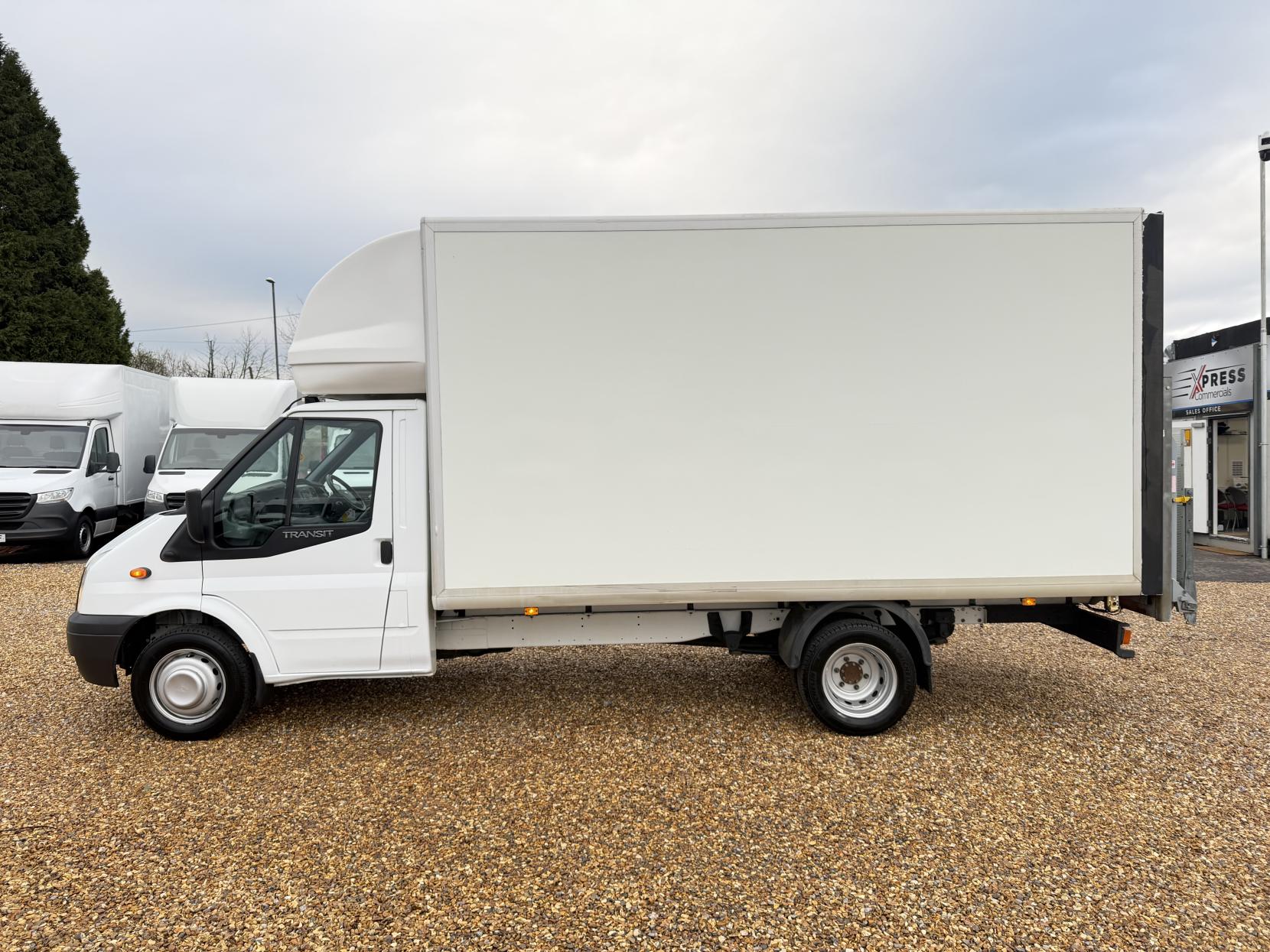 Ford Transit 2.2 TDCi 350 Chassis Cab 2dr Diesel Manual RWD L4 (DRW) (123 bhp)