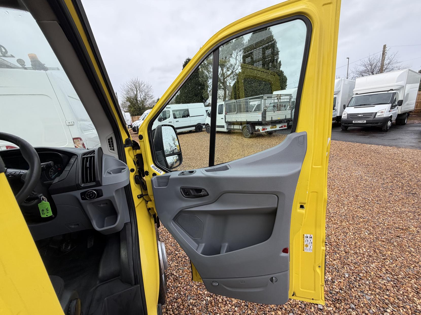 Ford Transit 2.2 TDCi 350 Chassis Double Cab 4dr Diesel Manual RWD L3 H1 Euro 5 (DRW) (100 ps)