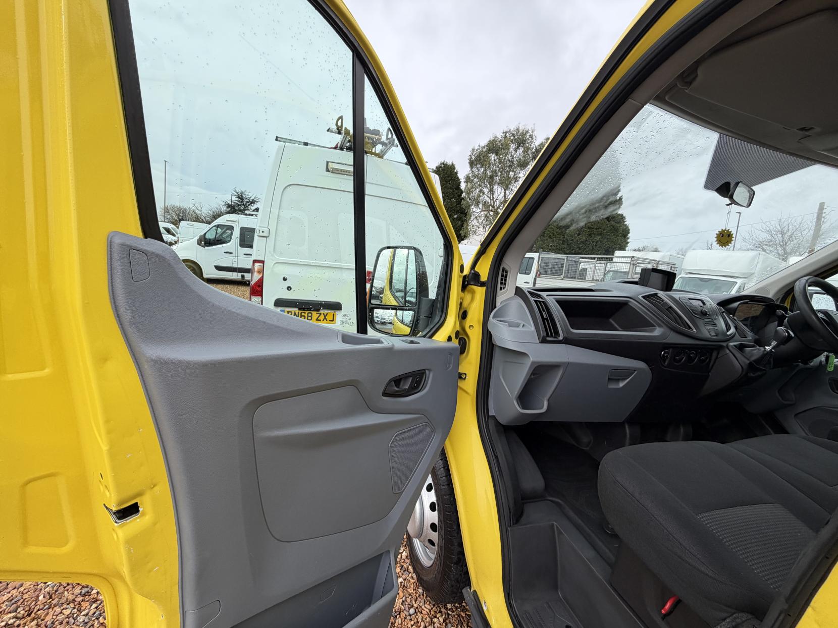 Ford Transit 2.2 TDCi 350 Chassis Double Cab 4dr Diesel Manual RWD L3 H1 Euro 5 (DRW) (100 ps)