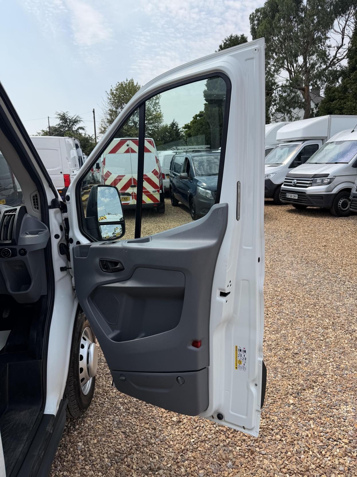 2017 Ford Transit 2.2 TDCi 350 Chassis Cab 2dr Diesel Manual RWD L3 H1 Euro 5 (DRW) (100 ps) - Thumbnail 14