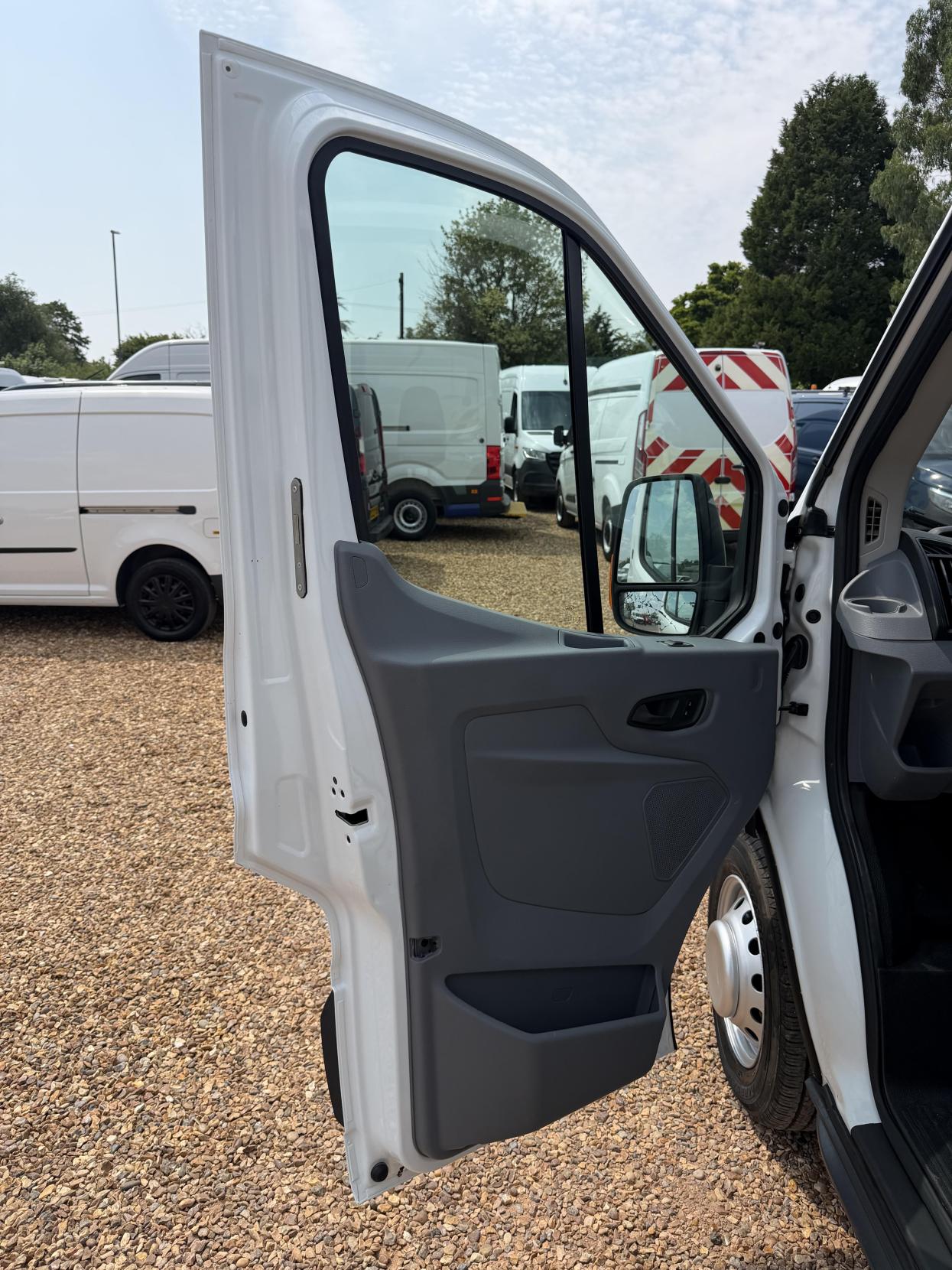 2017 Ford Transit 2.2 TDCi 350 Chassis Cab 2dr Diesel Manual RWD L3 H1 Euro 5 (DRW) (100 ps) - Thumbnail 15