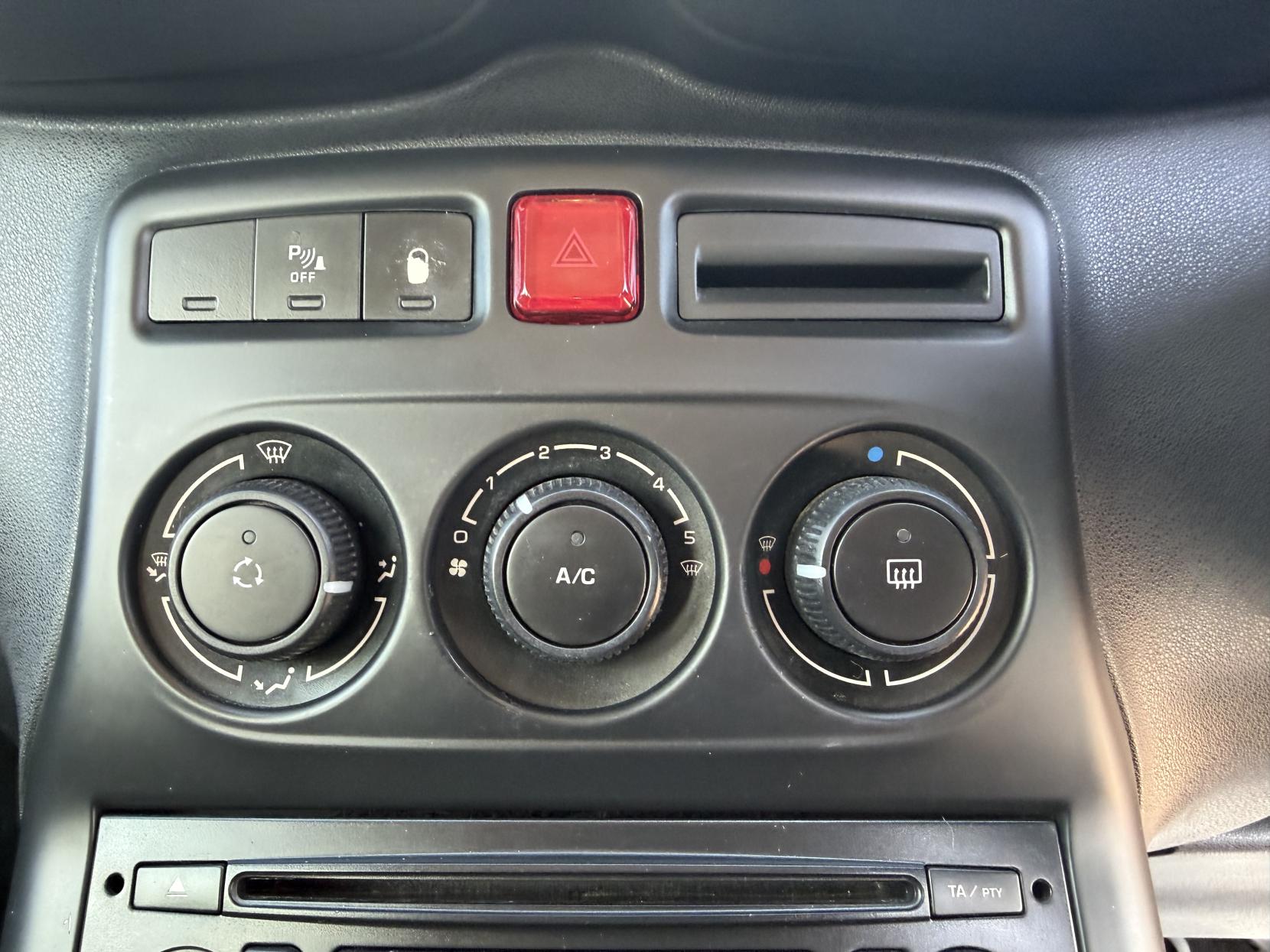 2010 Citroen C3 Picasso 1.6 HDi Airdream + MPV 5dr Diesel Manual Euro 5 (90 ps) - Thumbnail 21