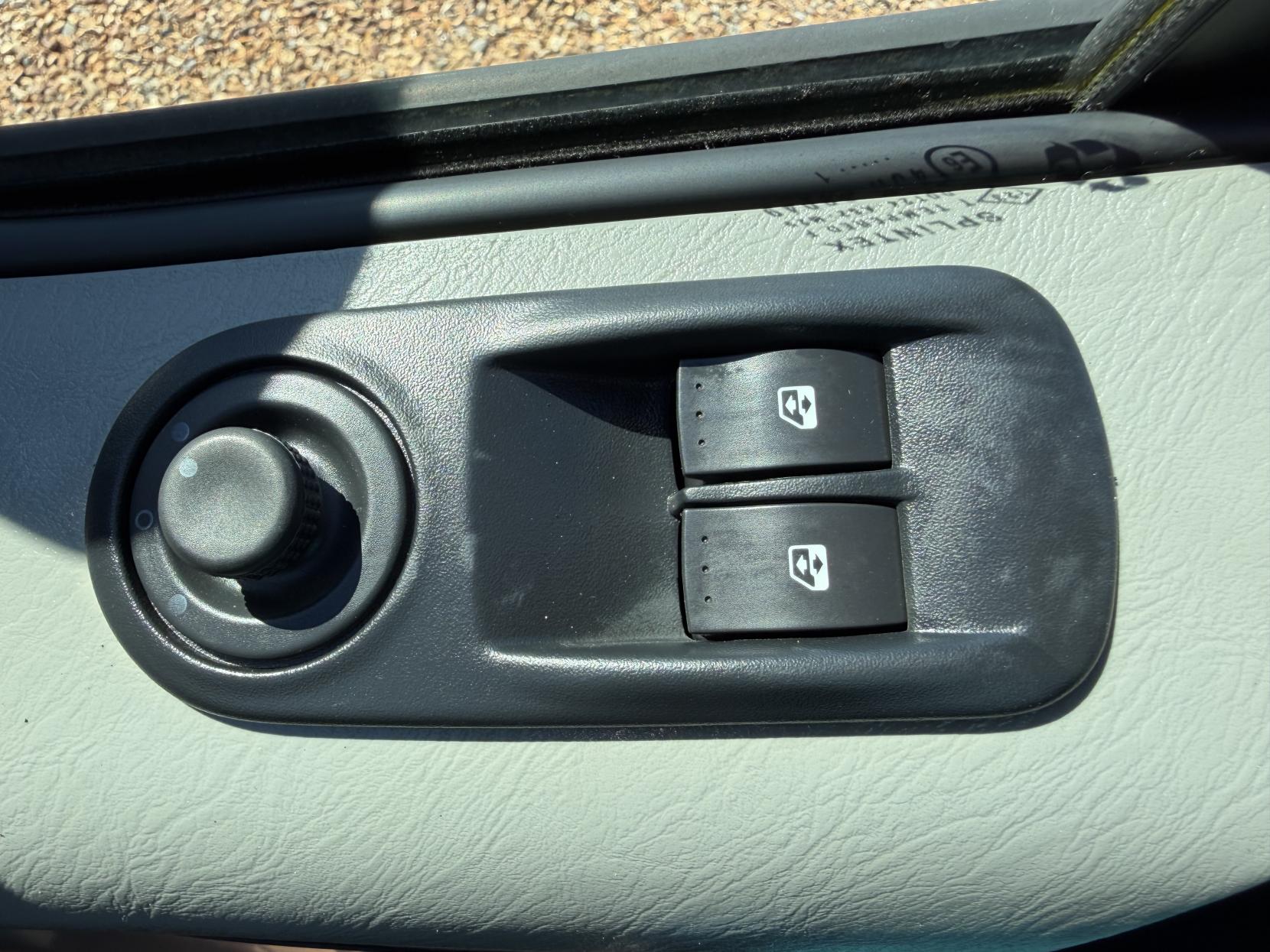 2011 Vauxhall Vivaro 2.0 CDTi Sportive Panel Van 4dr Diesel Manual FWD L1 (195 g/km, 113 bhp) - Thumbnail 46