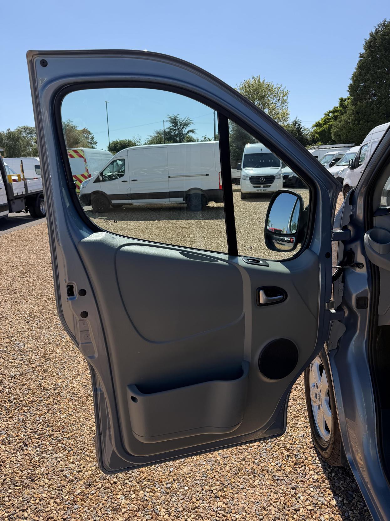 2011 Vauxhall Vivaro 2.0 CDTi Sportive Panel Van 4dr Diesel Manual FWD L1 (195 g/km, 113 bhp) - Thumbnail 16