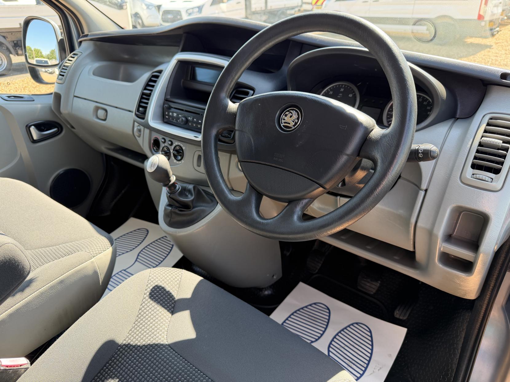 2011 Vauxhall Vivaro 2.0 CDTi Sportive Panel Van 4dr Diesel Manual FWD L1 (195 g/km, 113 bhp) - Thumbnail 2